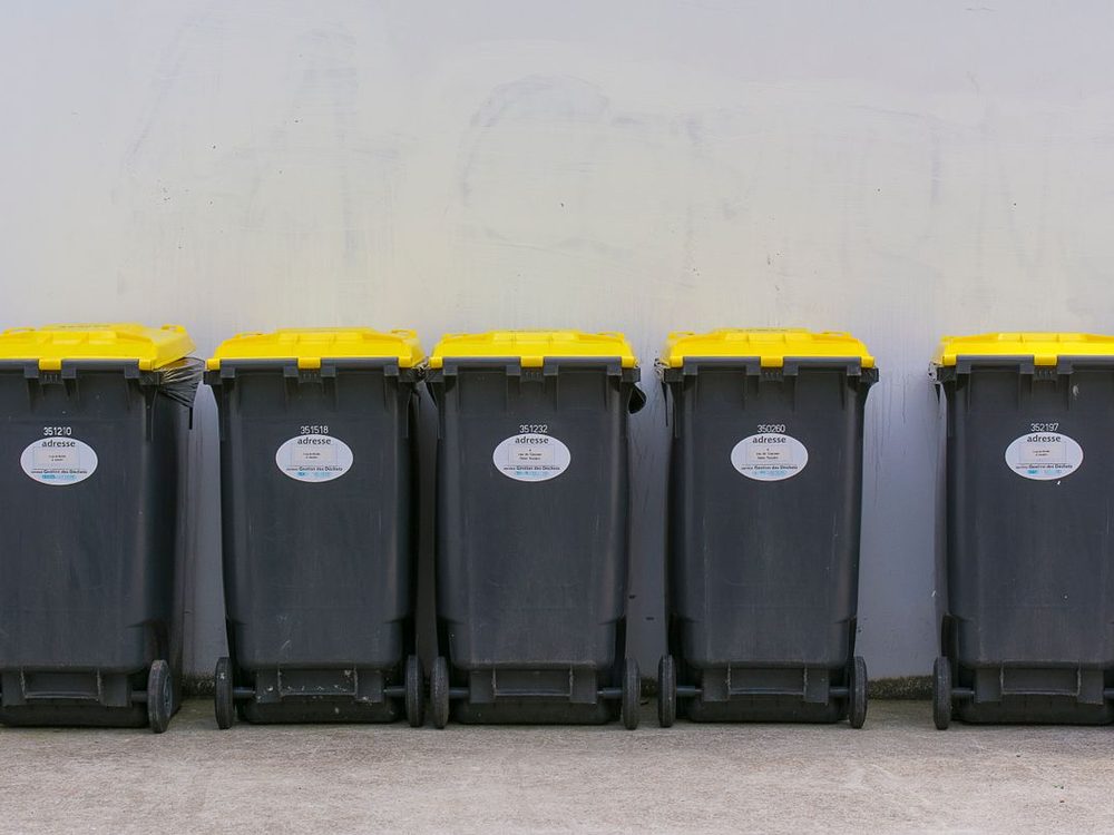 Contenedores de basura alineados
